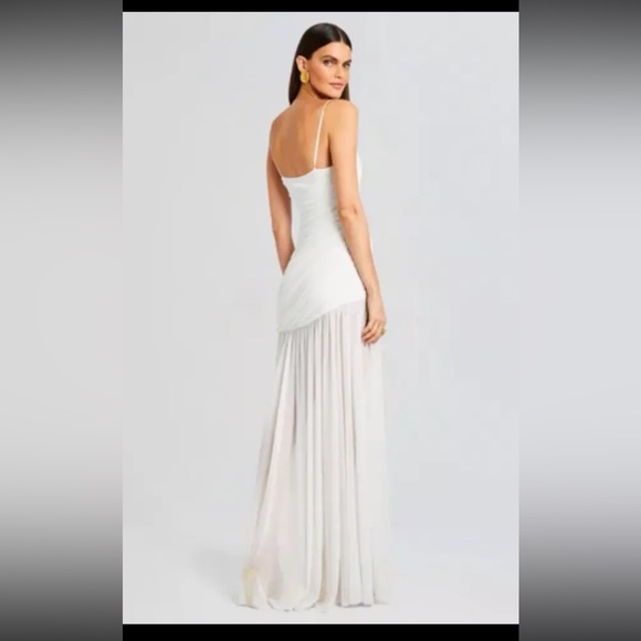 This stunning size M Retrofete Alessia Maxi Long Dress in White. - Picture 2 of 7